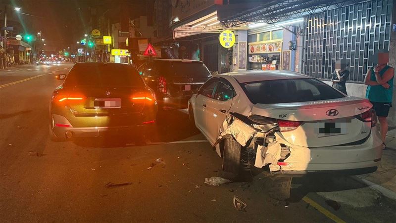 台中BMW女喝茫！酒駕連撞3車又衝闖人行道