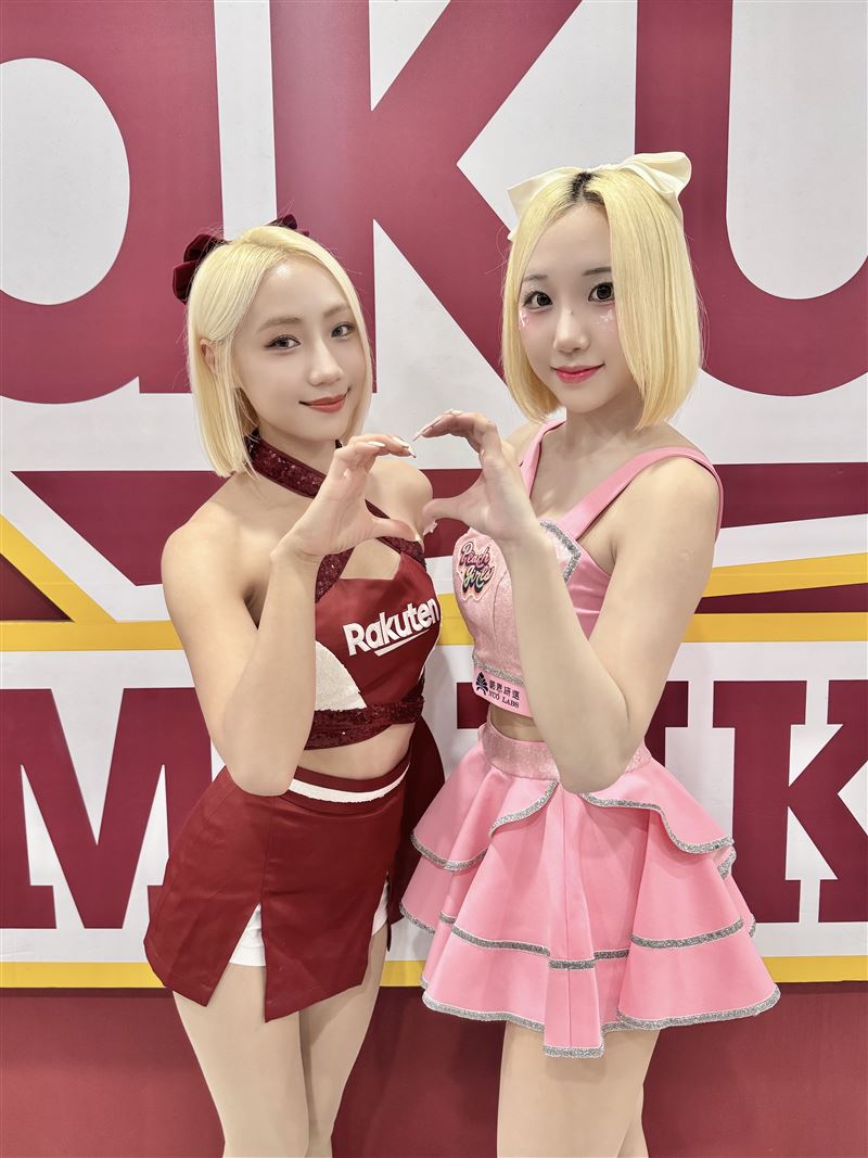 「金髮雙胞胎」相見歡！左卉妮（左）、朴星垠（右）（圖／樂天桃園提供）