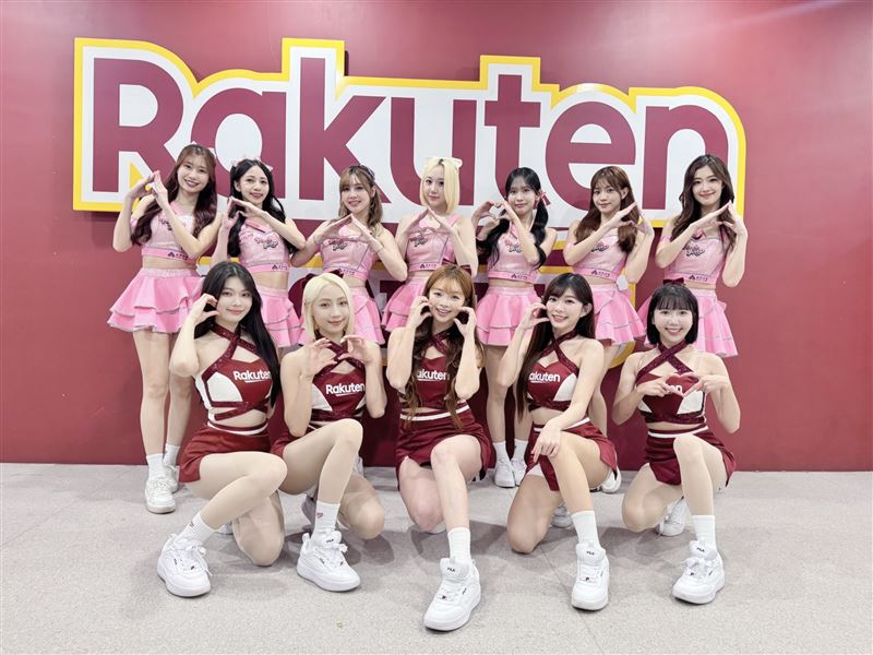 2025 桃園亞洲職棒交流賽樂天女孩和KT巫師啦啦隊合影（圖／樂天桃園提供）