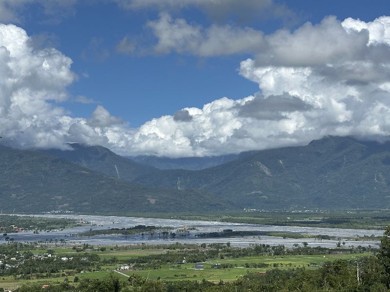 花蓮縣政府9日發布快訊，據林保署緊急通報，馬太鞍溪堰塞湖警戒值已達黃色警戒；縣府隨即通知光復鄉公所、鳳林鎮公所及萬榮鄉公所，啟動預防性疏散撤離及收容避難前置作業。圖為遠眺馬太鞍溪。（圖／中央社）