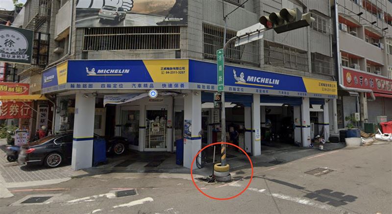 許多民眾好奇「究竟是如何將輪胎套入」。（圖／翻攝自GoogleMap）