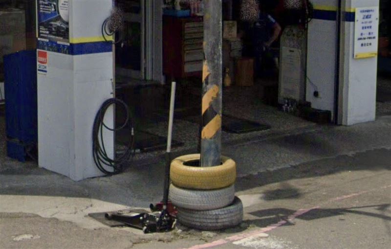 台中一處路口有根紅綠燈桿底部套著3個輪胎，引發網友熱議。（圖／翻攝自GoogleMap）