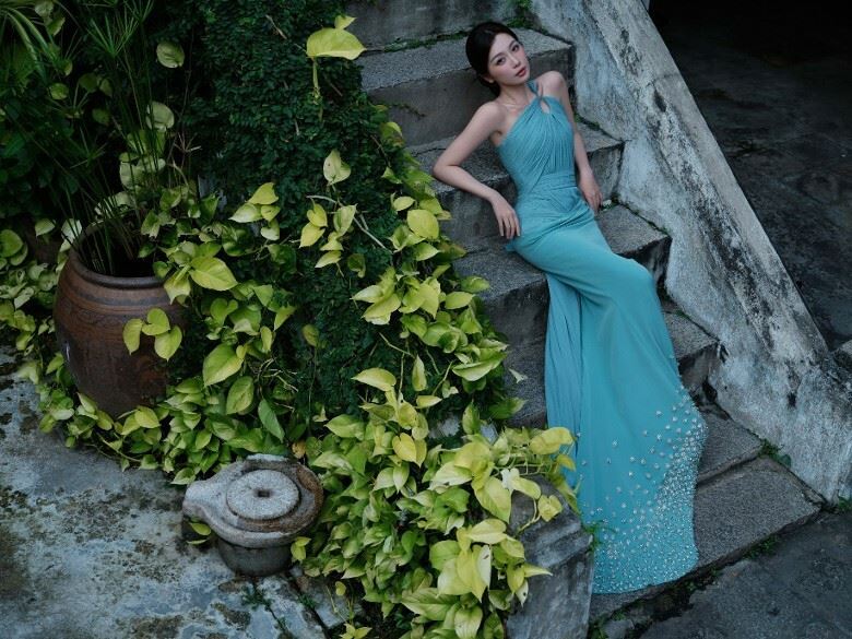 虞書欣在泰國參加平台海外分享會，穿著藍色貼身魚尾禮服亮相。（圖／翻攝自微博）