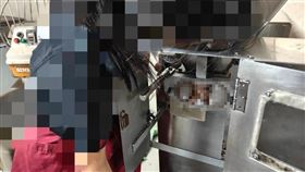 台中,犁記餅店,工安,餡料攪拌機,夾住,手指,女員工,意外（圖／翻攝畫面）