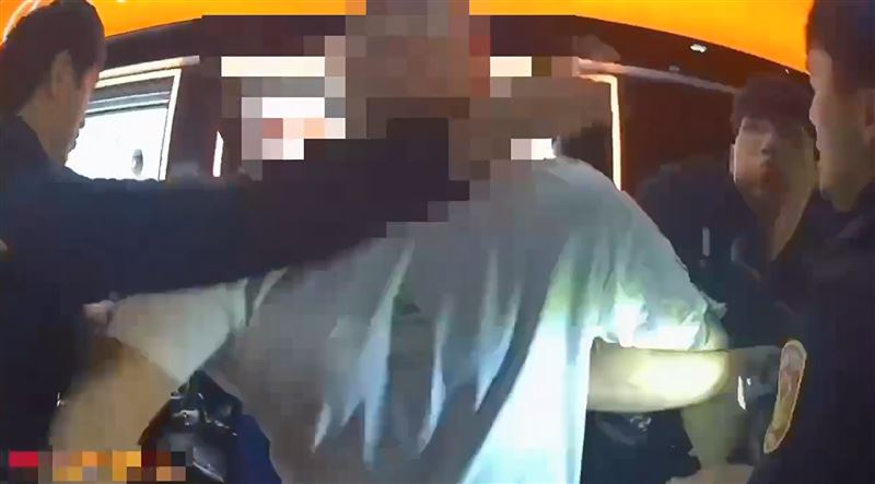 吳男被警方拖出車外。（圖／翻攝畫面）