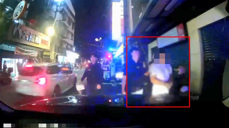 吳男被警方逮捕準備帶回派出所。（圖／翻攝畫面）