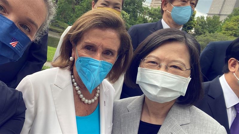 裴洛西曾來台灣，和時任總統的蔡英文相見歡。(圖/翻攝自美國在台協會 AIT臉書)