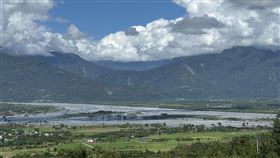 馬太鞍溪堰塞湖黃色警戒  啟動預防撤離前置作業花蓮縣政府9日發布快訊，據林保署緊急通報，馬太鞍溪堰塞湖警戒值已達黃色警戒；縣府隨即通知光復鄉公所、鳳林鎮公所及萬榮鄉公所，啟動預防性疏散撤離及收容避難前置作業。圖為遠眺馬太鞍溪。中央社記者李先鳳攝　114年11月9日