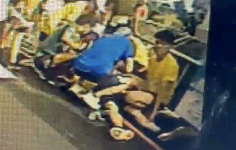 經民眾及消防員合力搶救，62歲張姓選手救回一命。（圖／民眾提供）