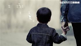 媽媽牽手小孩，家長，大人，男童（圖／翻攝自pexels）