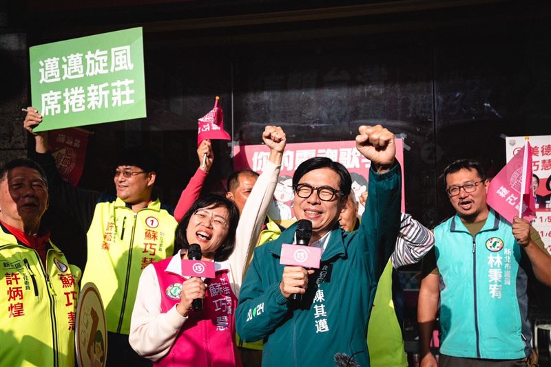 陳其邁說，蘇巧慧是最合適下個階段新北市市長的人選！不過蘇巧慧打趣說道「照片可以選得再漂亮一點！」（圖／翻攝自陳其邁臉書）