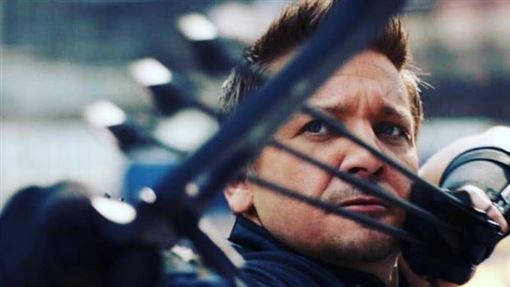 鷹眼雷納遭前女友爆性騷傳聞！跨國戀失控