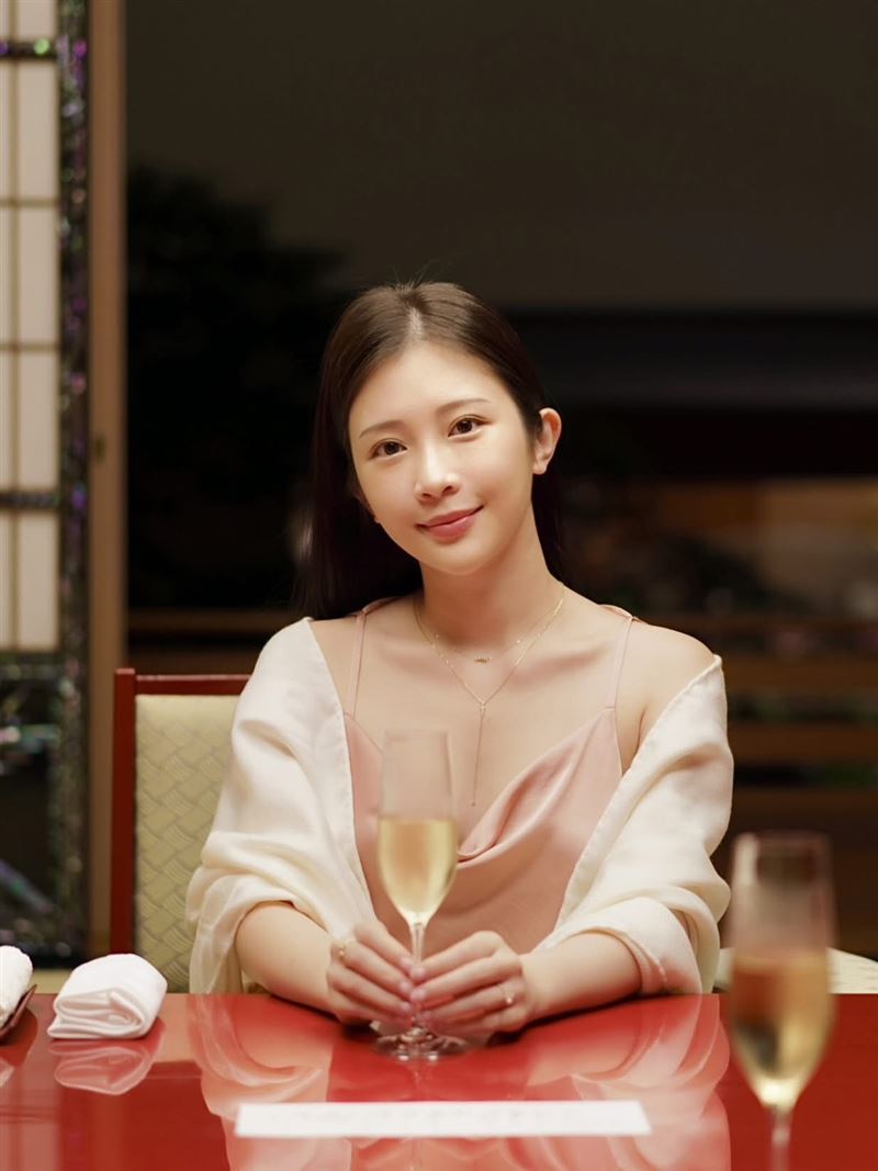 鄭家純在社群平台上分享坐商務艙經歷，卻遭酸「大谷翔平老婆還在用iphone13，就妳還在那邊炫耀。」（圖／翻攝自鄭家純臉書）