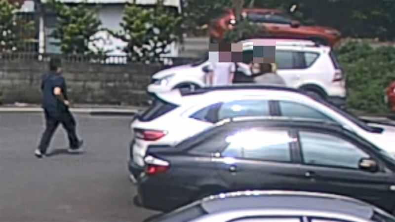 大批警力圍捕游男。（圖／翻攝畫面’）