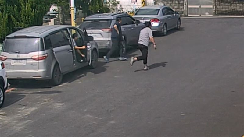 專案人員發現游男現身後，立刻下車準備圍捕。（圖／翻攝畫面）