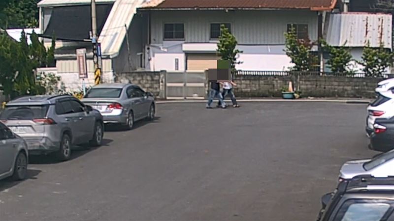 監視器拍下警方圍捕過程。（圖／翻攝畫面）