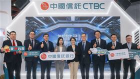 2025金博會今（9）日收官，副總統蕭美琴連訪中信與台新新光展區。中信展示「AI信用卡秘書」，以生成式AI比對卡權益、統計支出並即時風險預警；台新新光主打金融防詐、AR退休理財與永續點數生態。現場人潮踴躍，智慧金融成最大亮點。（圖／中信金提供）