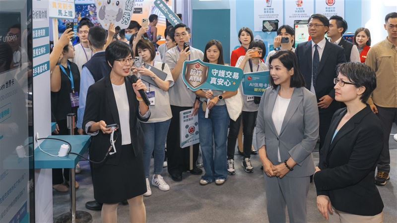 2025金博會今(9)日收官,副總統蕭美琴連訪中信與台新新光展區。中信展示「AI信用卡秘書」,以生成式AI比對卡權益、統計支出並即時風險預警;台新新光主打金融防詐、AR退休理財與永續點數生態。現場人潮踴躍,智慧金融成最大亮點。(圖/中信金提供)
