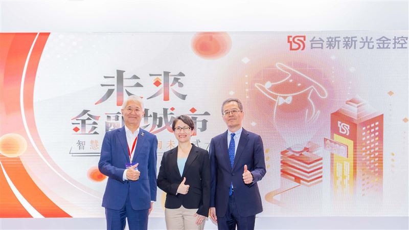 2025金博會今(9)日收官,副總統蕭美琴連訪中信與台新新光展區。中信展示「AI信用卡秘書」,以生成式AI比對卡權益、統計支出並即時風險預警;台新新光主打金融防詐、AR退休理財與永續點數生態。現場人潮踴躍,智慧金融成最大亮點。(圖/台新新光金提供)