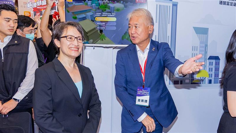 2025金博會今(9)日收官,副總統蕭美琴連訪中信與台新新光展區。中信展示「AI信用卡秘書」,以生成式AI比對卡權益、統計支出並即時風險預警;台新新光主打金融防詐、AR退休理財與永續點數生態。現場人潮踴躍,智慧金融成最大亮點。(圖/台新新光金提供)