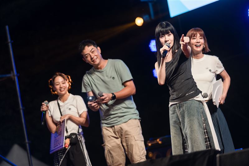 《嗨！營業中》鬼鬼（左起）、姚元浩、莎莎驚喜現身與白安（右2）合唱。（圖／2025台灣米倉田中馬拉松提供）