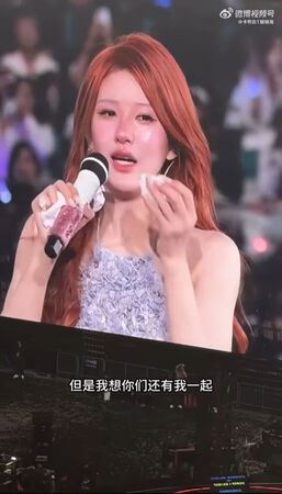趙露思在舞台上感動落淚，並感謝粉絲們的陪伴與付出。（圖／翻攝自微博）