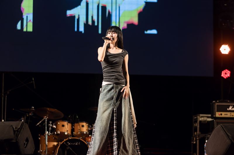 白安獻唱新歌〈星期八〉與〈路邊野餐〉。（圖／2025台灣米倉田中馬拉松提供）