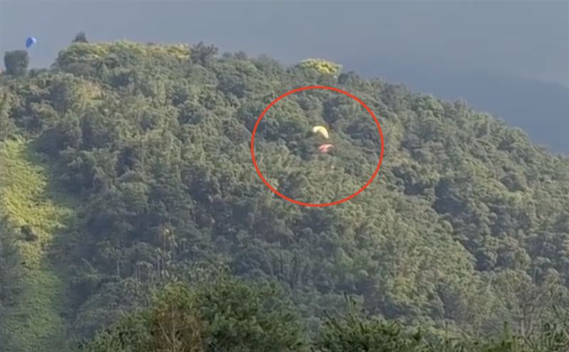 2具飛行傘在空中相撞、交纏後墜落，卡在下方樹林內。（圖／翻攝自臉書）