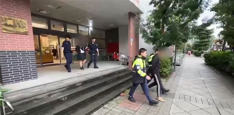 監控手陳男（前）及車手陳女（後）被警方移送。（圖／翻攝畫面）