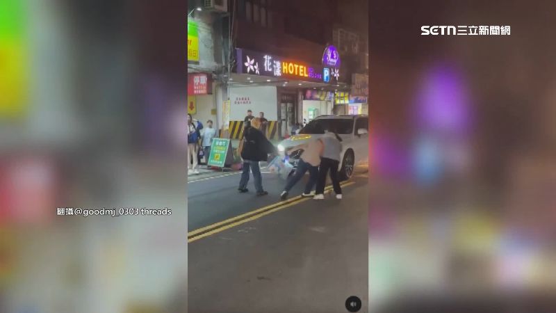 偷東西女子與店員當街拉扯。（圖／翻攝自@goodmj_0303 Threads）