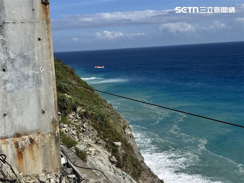 張姓女子以繩子垂降至海灘戲水，不料卻遭浪捲走，經直升機吊掛救起後，已無生命跡象。（圖／翻攝畫面）