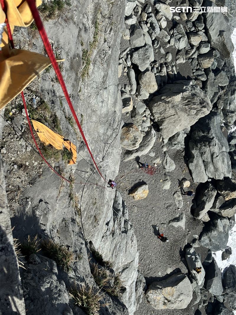 搜救人員以繩索攀降，救起受困4人。（圖／翻攝畫面）