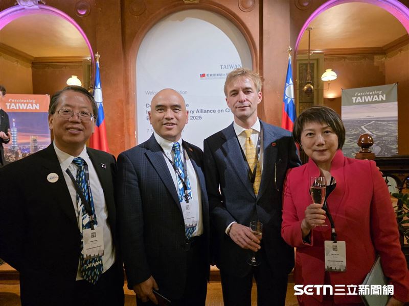 （圖左一）Hello Taiwan執行長江明信謙虛表示，自己非常榮幸受邀參與今年的IPAC年會，可以見證到台灣外交突破歷史性的一刻，他非常感動，也期許自己帶著更多台僑持續推動更多民間與立法層級的連結。（圖／受訪者提供）