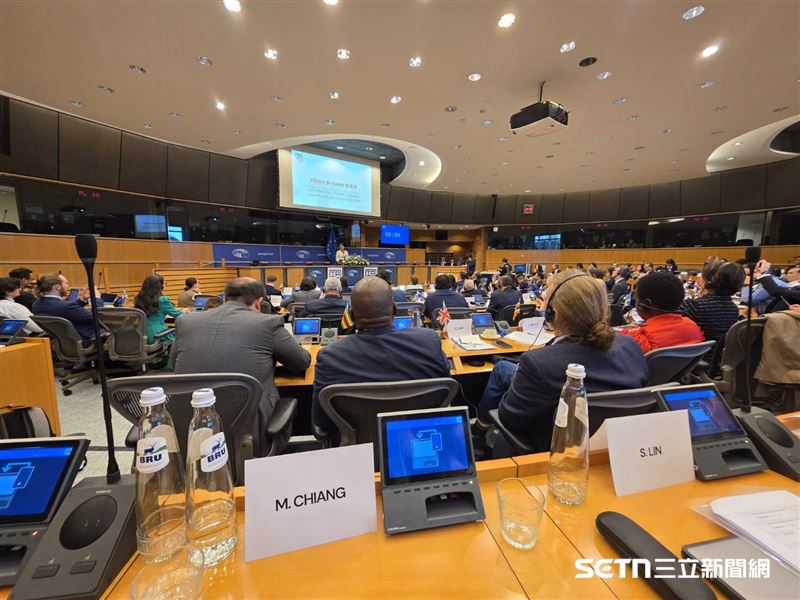 這場比利時布魯塞爾「對中政策跨國議會聯盟（IPAC）」年會，有50多位來自世界各國的議員到場參加，他們非常專心聆聽蕭美琴的演說。（圖／受訪者提供）