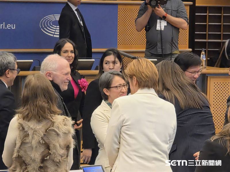 演說結束，蕭美琴微笑下台，步伐穩健地走向各國議員，她一一握手致意和交流，語氣溫和而自信，充分展現了她在外交場合的從容與敏銳。（圖／受訪者提供）