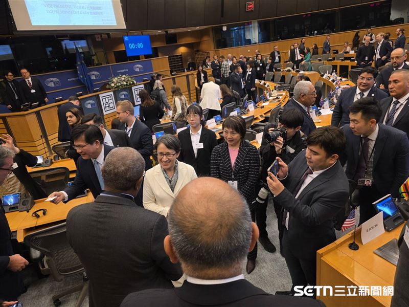 許多國家議員包圍著蕭美琴，等待著與她互動和交流，可見台灣的外交努力已在國際社會開花結果，展現出日益提升的影響力。（圖／受訪者提供）