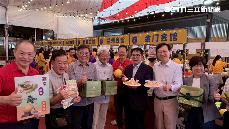 台南市長黃偉哲8日率市府團隊旋風快閃新加坡，推廣當季盛產的台南後壁洋香瓜與麻豆大白柚。（圖／南市府提供）