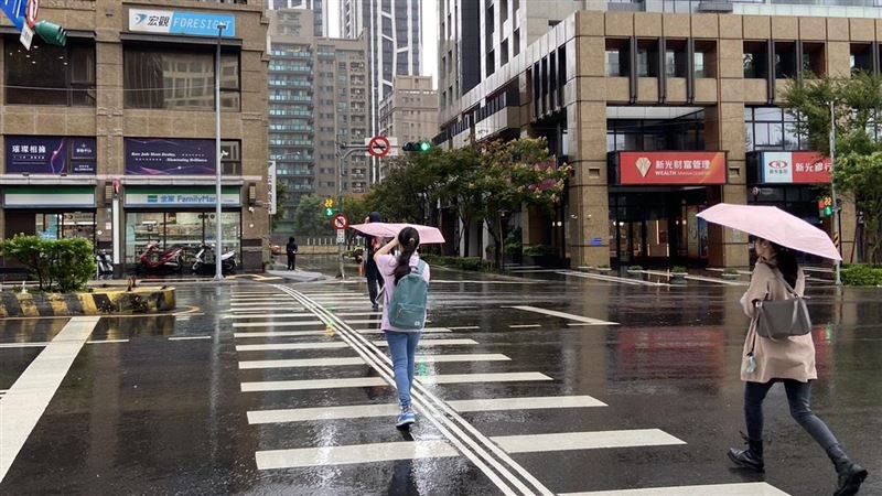 有網友在 Threads 上分享，旅遊社團裡一名外國人留言擔心：「颱風侵襲台灣會不會沒東西吃？」（圖／記者藍子瑄攝影）