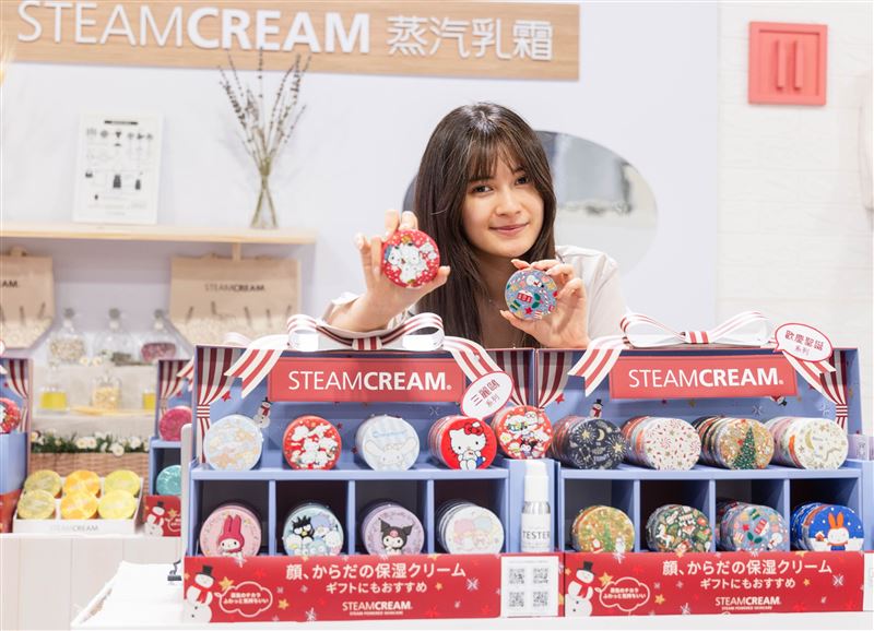 日本STEAMCREAM蒸汽乳霜迎接送禮旺季，推出聖誕限定系列，並攜手史努比與三麗鷗家族推出聯名限定新品。（圖／品牌業者提供）