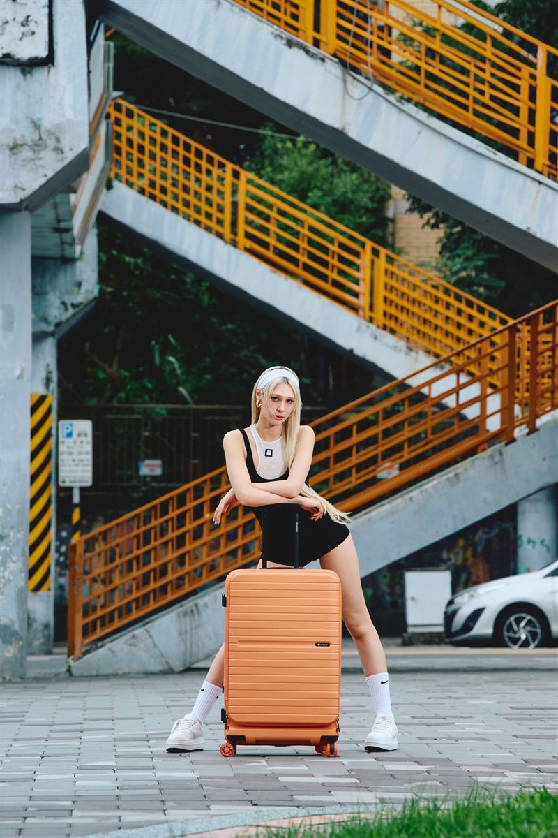 蜜橙橘更與iPhone 17 Pro的亮眼話題色呼應。（圖／品牌業者提供）