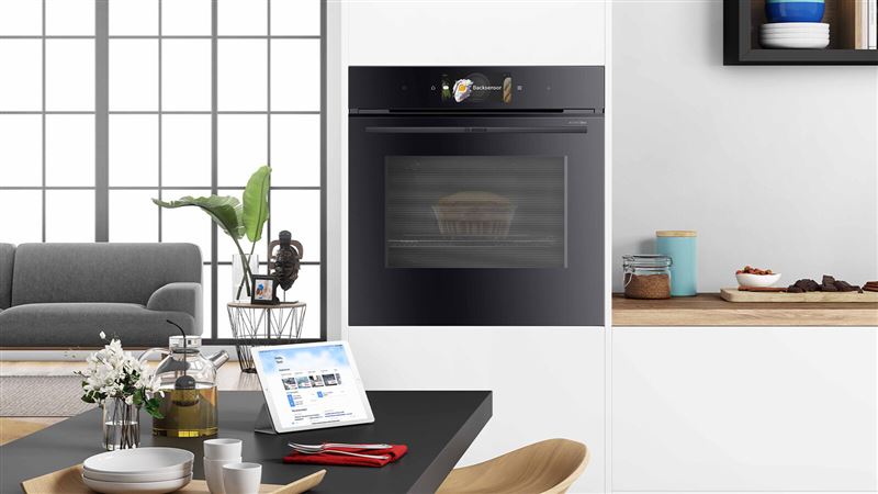 Bosch 8系列極緻黑嵌入式微波蒸氣烤箱「甜點大師烤+」功能，可偵測烤箱內部濕度，自動調整烤溫與時間。（圖／品牌業者提供）