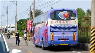 遊覽車載客去新社花海！違規擊落賞花情侶