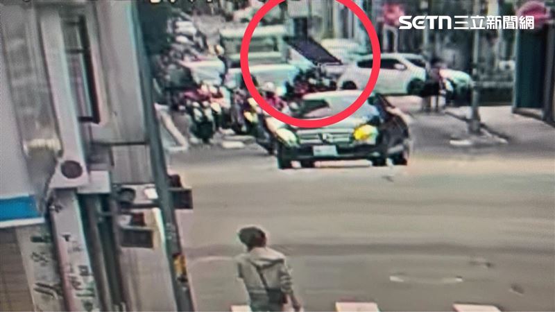 北市敦化南路一段某大樓窗戶遭強風吹落。（圖／翻攝畫面）