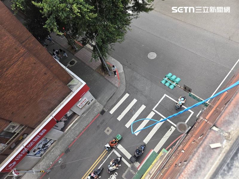 北市敦化南路一段某大樓窗戶遭強風吹落。（圖／翻攝畫面）