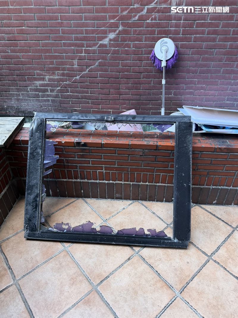 北市敦化南路一段某大樓窗戶遭強風吹落。（圖／翻攝畫面）