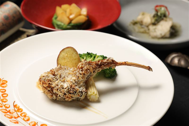 「炙子骨頭」取材自宋徽宗壽宴菜譜。（圖／飯店旅宿業者提供）