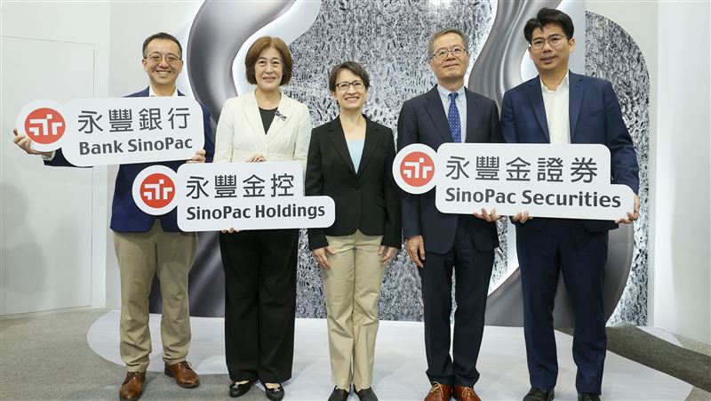 2025金博會今(9)日收官,副總統蕭美琴連訪中信與台新新光展區。中信展示「AI信用卡秘書」,以生成式AI比對卡權益、統計支出並即時風險預警;台新新光主打金融防詐、AR退休理財與永續點數生態。現場人潮踴躍,智慧金融成最大亮點。(圖/永豐金提供)