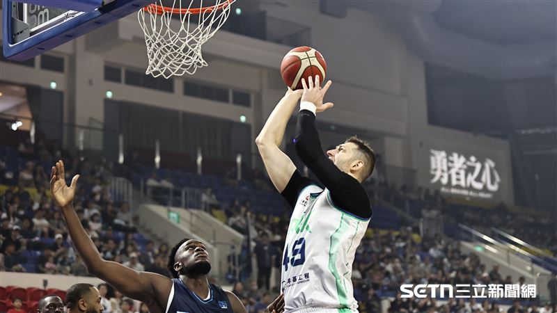 PLG例行賽，洋基工程洋將庫薩斯投進隊史首分。（圖／記者劉彥池攝影）