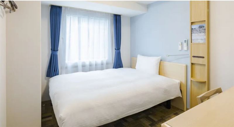 赴日旅遊，許多遊客會帶泡麵和甜點進房間吃。（圖／翻攝自東橫INN官網）