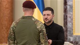 烏克蘭總統澤倫斯基（Volodymyr Zelenskiy）表示，俄羅斯共發射了超過450架無人機與45枚飛彈。（圖／翻攝自X平台 @ZelenskyyUa）